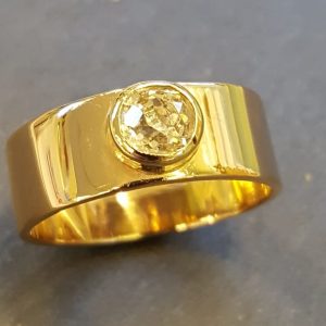 Gold and diamond ring 2016