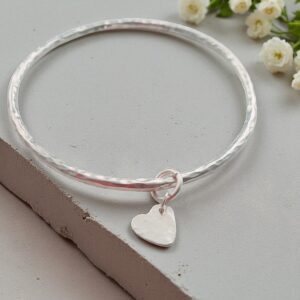 Broch silver hammered bangle with hammered heart charm