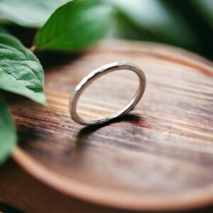 Broch silver hammered stacking ring
